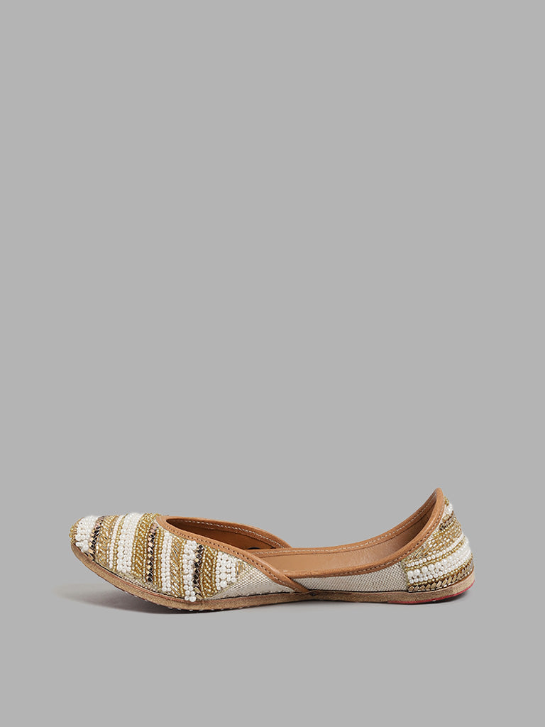 LUNA BLU Light Gold Line Embroidered Juttis