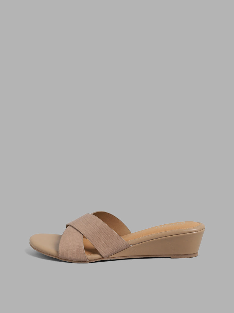 LUNA BLU Solid Light Beige Cross-Strap Sandals