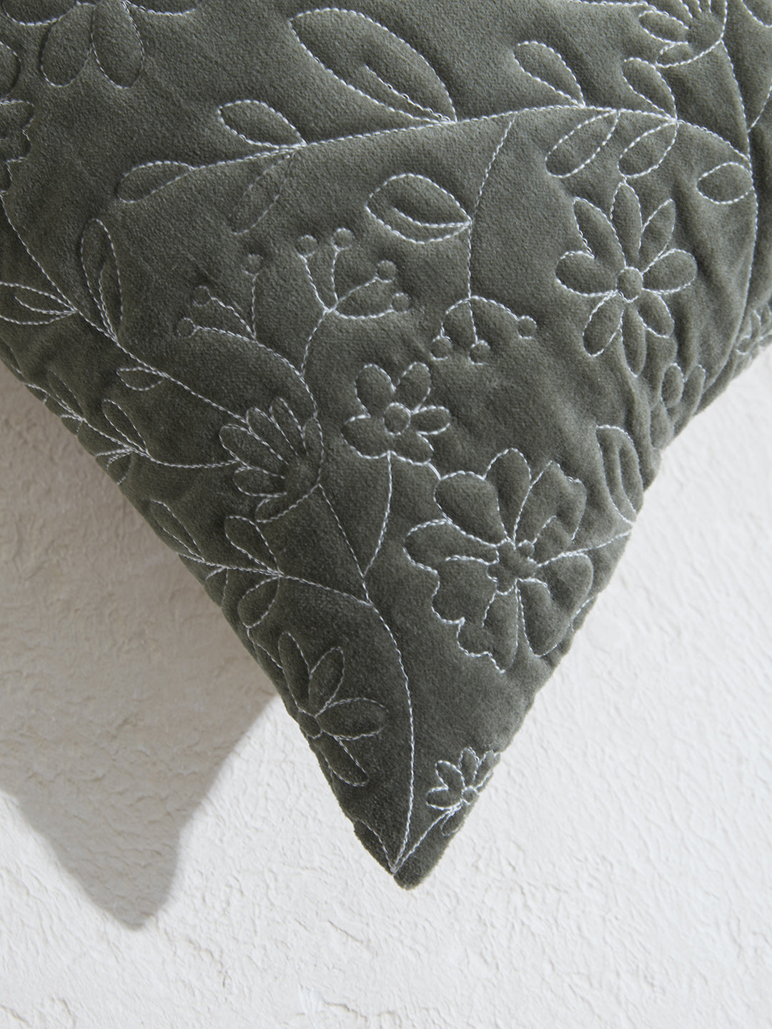 Westside Home Green Leaf Quilted Cushion Cover